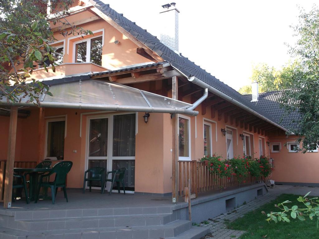 Apollo Vendeghaz Apartment Edeleny Exterior photo